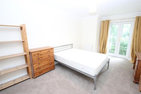 3 bedroom flat to rent - Photo 4