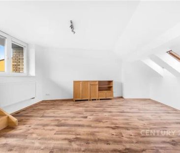 Prostorný podkrovní byt 4+1 s terasou 72 m - Photo 3