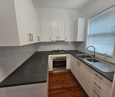 First floor 1 bedder newly painted and close to shops and transport... - Photo 5