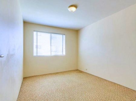 Spacious 3-Bedroom Apartment in a Peaceful, Convenient Location - Photo 4