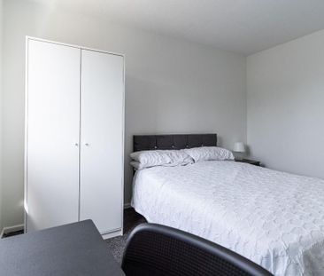 4 bedroom end of terrace house to rent - Photo 1
