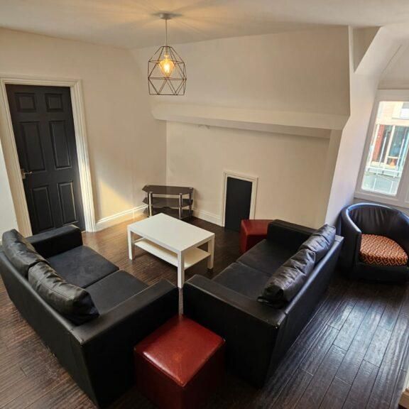 4 bedroom flat share to rent - Photo 1