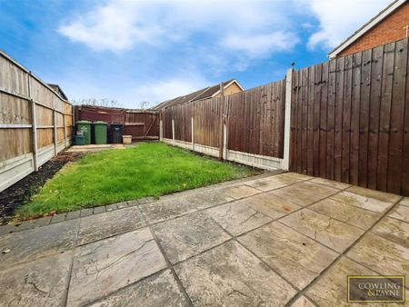 FRASER CLOSE, LAINDON WEST - Photo 2