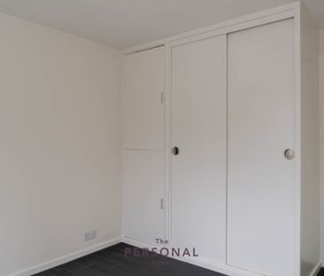 Delaporte Close, Epsom - Photo 6