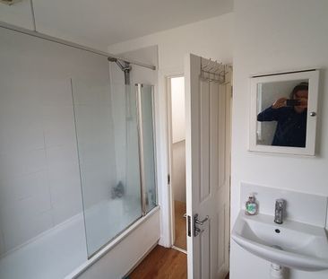 3 Bed Flat, Haydons Road, SW19 - Photo 2