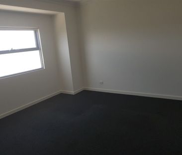 Stunning Townhouse! - Photo 1