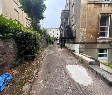 4 bedroom flat to rent - Photo 1