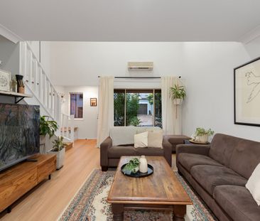 Exquisite Three Bedroom Townhouse - Photo 2