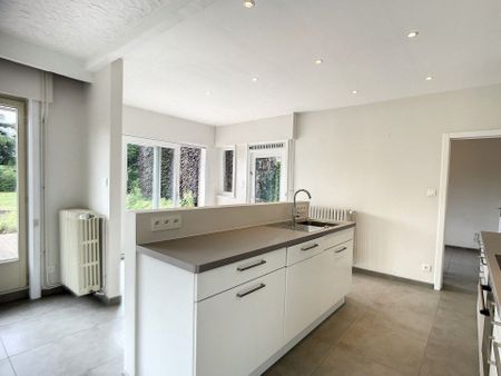 Ruime alleenstaande woning nabij het centrum van Westrozebeke - Photo 4