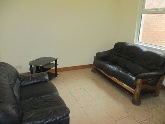 Great 7 Bedroom House, 28 University Avenue, Queens Quarter, Belfast, BT7 1GY - Photo 1