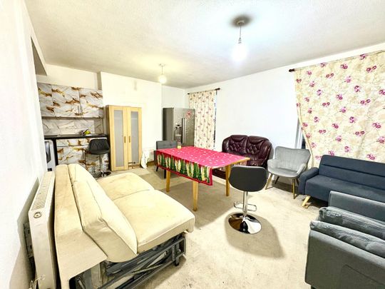 3 Bed Flat, Wealdstone, HA3 - Photo 1