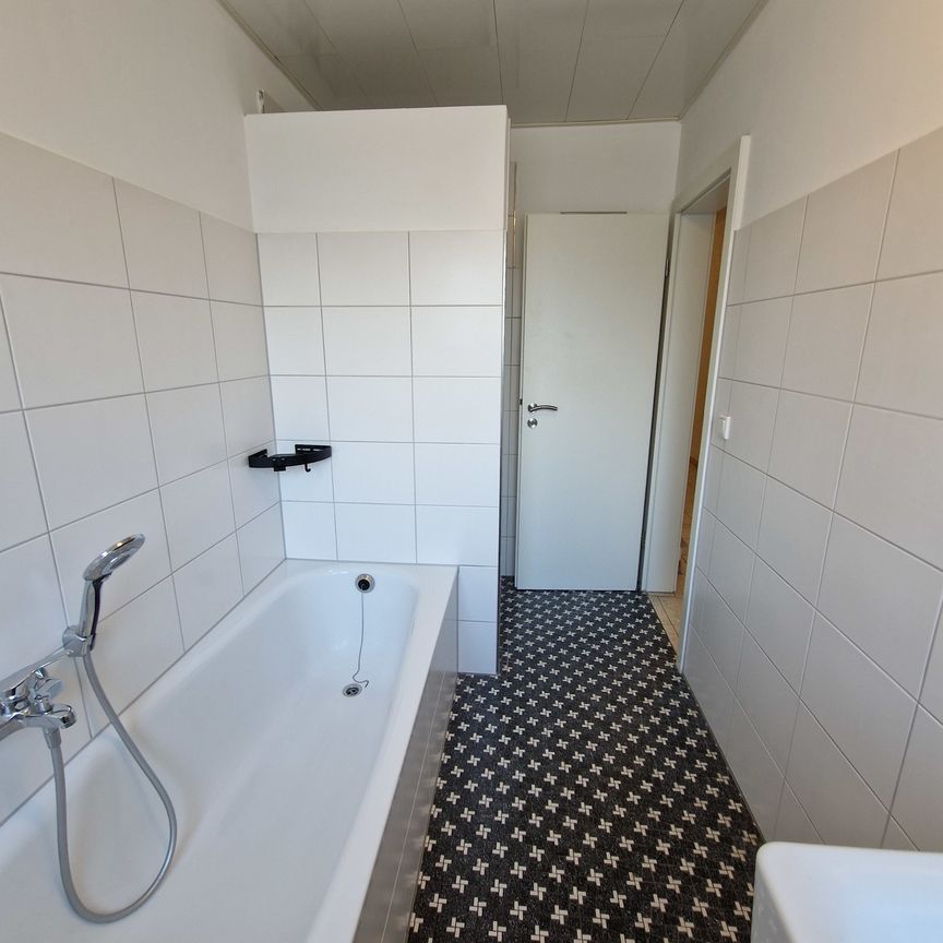 Singles aufgepasst: helle 2-Zimmer-Wohnung mit Einbauküche und Terrasse zu vermieten - Photo 1