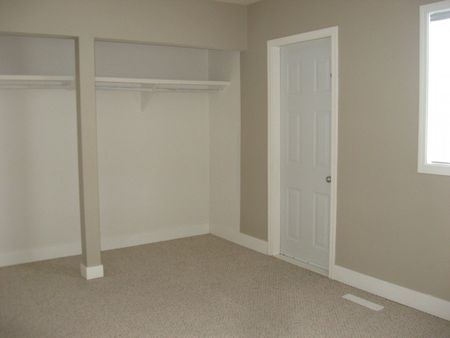 AMAZING LOCATION! 2 BEDROOM TOWNHOUSE! MAINTENANCE FREE! - Photo 4