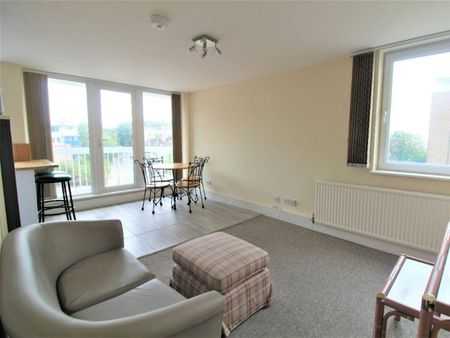 Flat to rent on - Photo 2