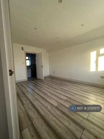 3 bedroom end of terrace house to rent - Photo 4