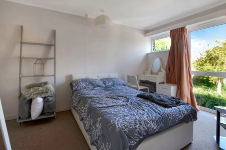 A one bedroom, first floor apartment, with resident’s parking, located within a pleasant cul-de sac, in the sought-after village of Great Shelford. Close to local village amenities and local train station. - Photo 2