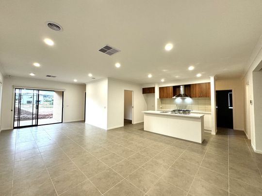 32sq 5 Bedroom Near-New Luxurious Home &lpar;Must Register for Inspection&rpar; - Photo 1