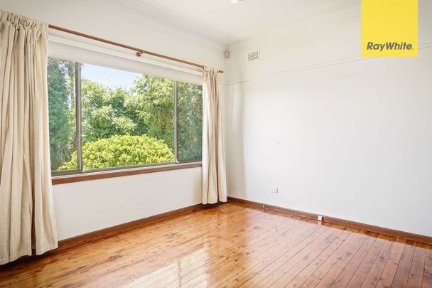 FAMILY HOME IN PRIME LOCATION!!! - Photo 1