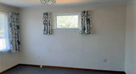 Charming 3-Bedroom Home with Fully Fenced Courtyard - Photo 4