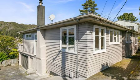 Stokes Valley 4 Bedrooms - Photo 5