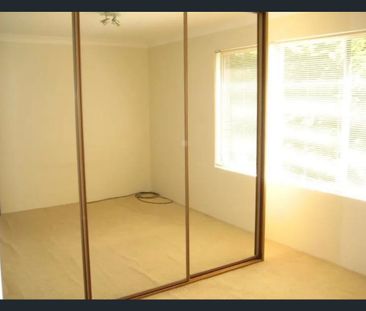Tidy 2 bedroom Apartment Overlooking Fontenoy Park - Photo 3