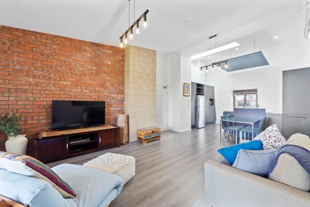 Furnished industrial style apartment in the heart of the city! - Photo 1