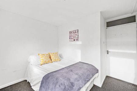 1 bedroom in a house share to rent - Photo 2