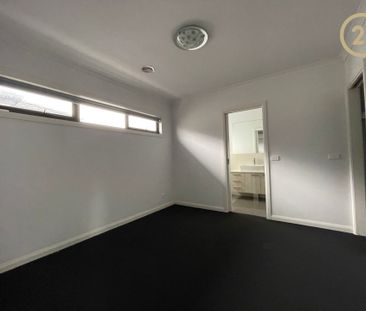 Beautiful, Modern & Spacious Townhouse! - Photo 4