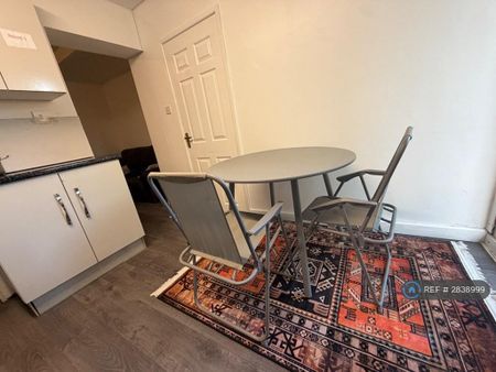 1 bedroom in a house share to rent - Photo 2