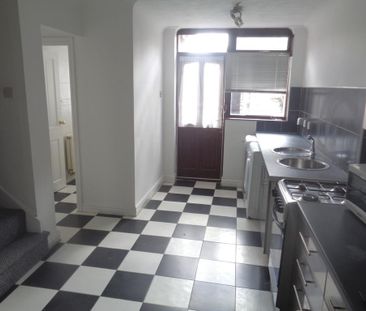 2 bedroom end of terrace house to rent - Photo 6