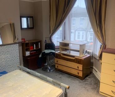 3 Bed Terraced House, Katherine Road, E7 - Photo 2