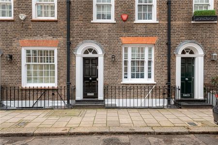 Spacious four bedroom townhouse of approximately 2,521 square feet. - Photo 2