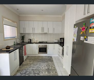 SPACIOUS 3 BEDROOM UNIT IN DANDENONG - Photo 3