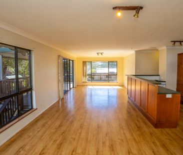 Charming 2-Bedroom Village Sanctuary - Steps from Shops & Beaches! - Photo 2