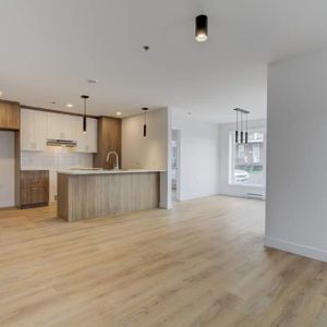 Très beau 51/2 luxueux, plein centre ville de Valleyfield ! Deux balcons, deux salles de bain, 2 A/C! Stationnements int, ascenseur, wifi inclus ! - Photo 2