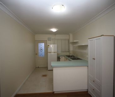 LIGHT N BRIGHT GROUND FLOOR UNIT - Photo 5