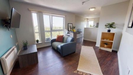 Two Bed Flat - Photo 4