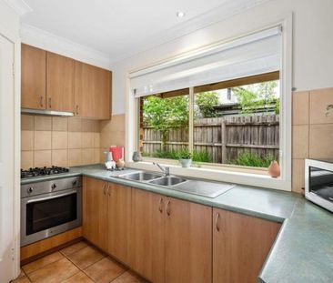 Pretty as a picture and easy walk to the heart of Croydon - Photo 6