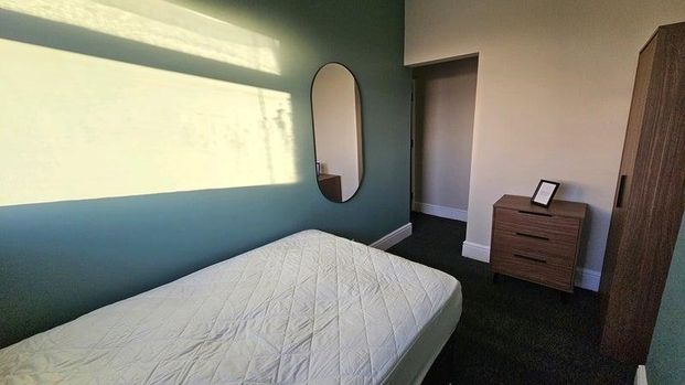 4 bedroom house of multiple occupation to rent - Photo 1