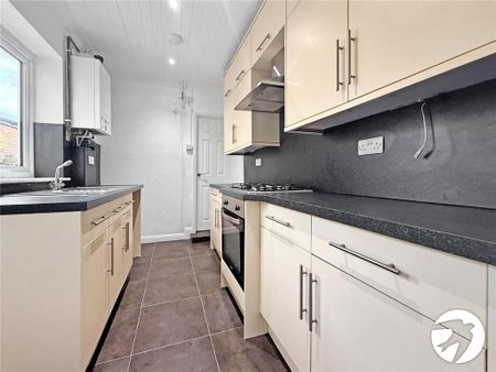 3 bedroom terraced house to rent - Photo 3