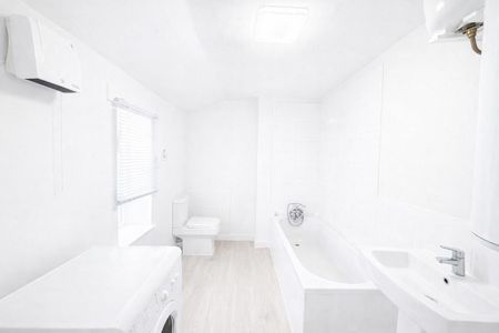 William Street, Grays RM17, London - Photo 2