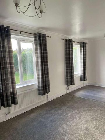 Circular Drive, Renishaw, S21 - Photo 4