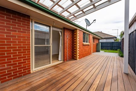 3/8A Etzel Street, Airport West VIC 3042 - Photo 2