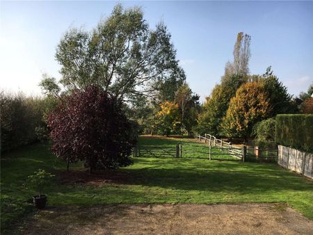 A character Oast house set in a charming rural location. - Photo 3