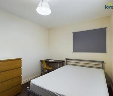 4 bedroom Semi-detached house To Let - Photo 2