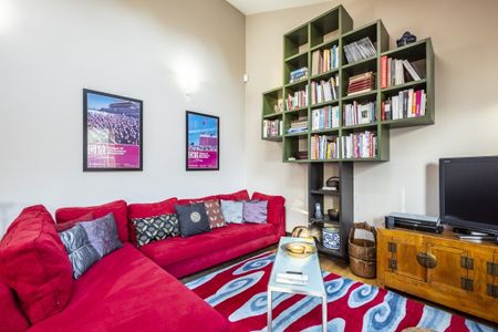 2 bedroom mews to rent - Photo 2