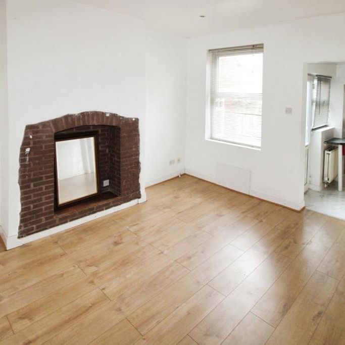 3 bedroom end of terrace house to rent - Photo 1