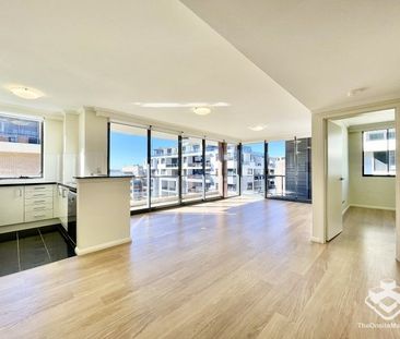 Light filled spacious apartment with floorboards - Photo 4