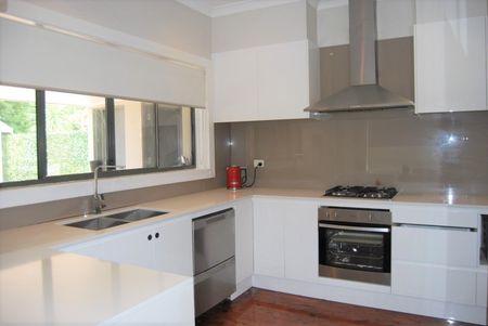 Large 4 Bedroom Brick Home - Photo 4