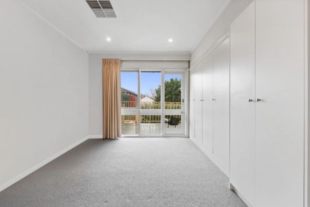 Spacious Family Living in Prime Elwood Location - Photo 3